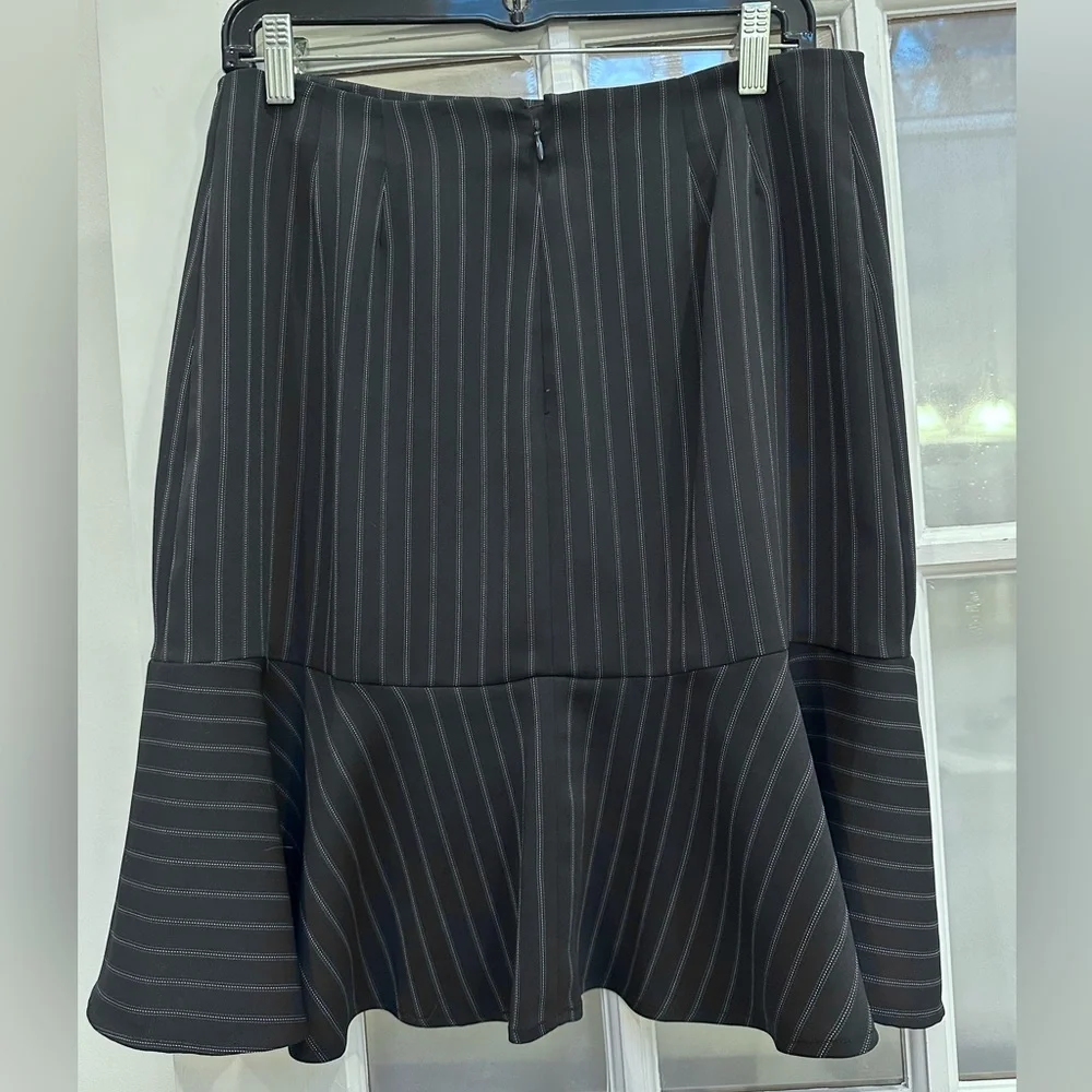Yansi Fugel Classic Elegant Black Pinstripe Trumpet Ruffle Hem Skirt Size 10